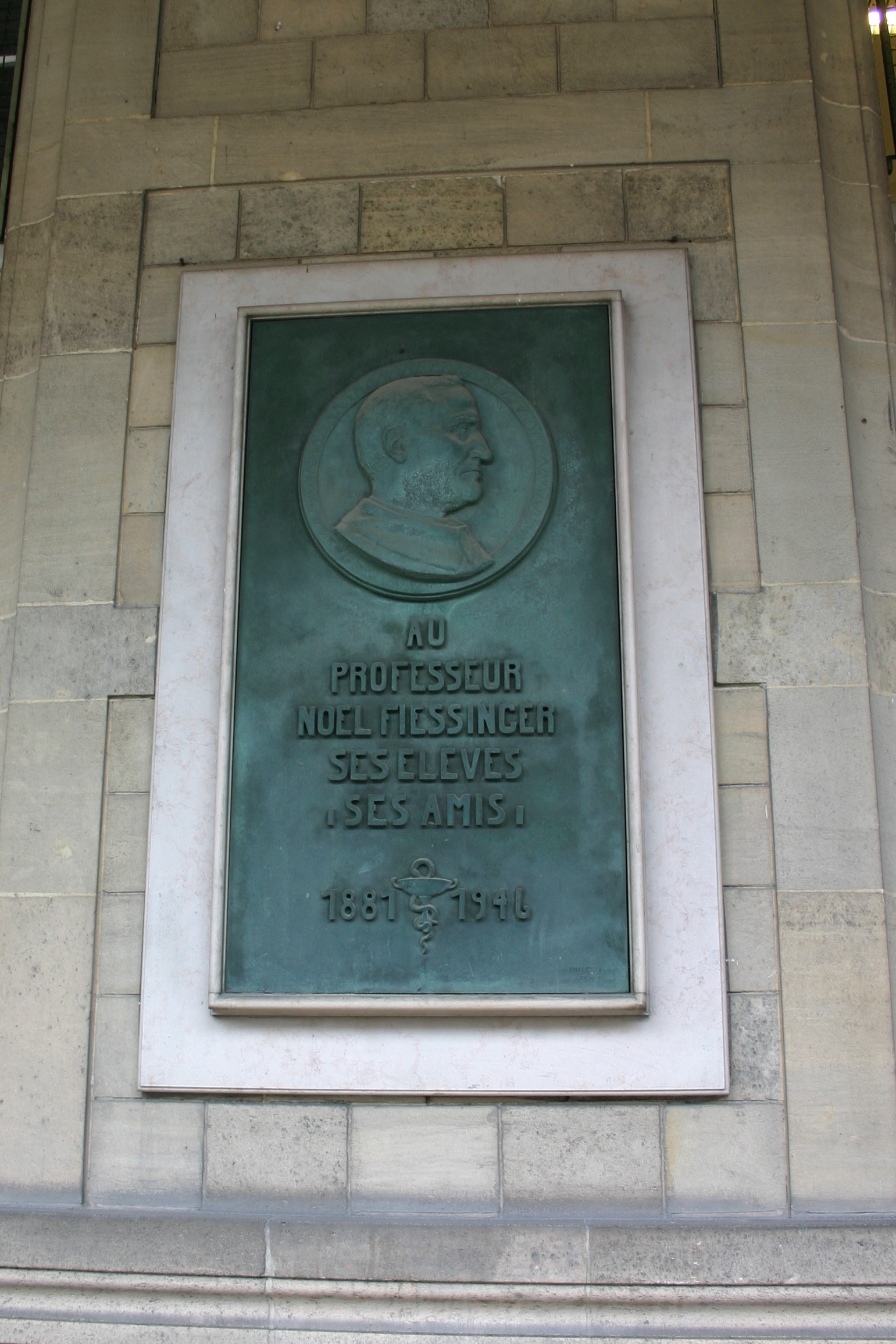 Noël Fiessinger's bas-relief, Hôtel-Dieu, Paris (1).JPG